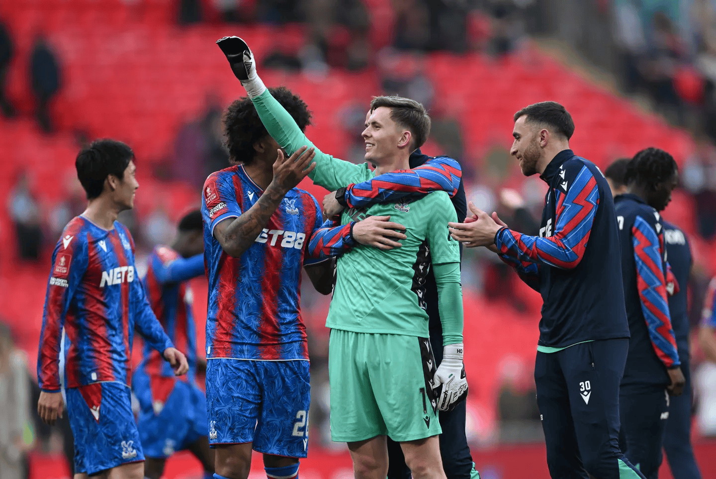 爱游戏体育app-足总杯窗口期走向成谜，瓦伦西亚绝杀压哨，话题不断，赛程密集仍需轮换-爱游戏体育app